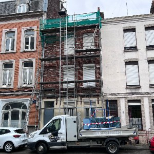 Chantier de rénovation de toiture avec échafaudage à Lille