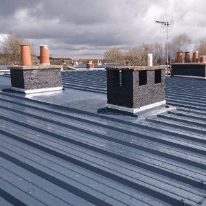 Rénovation d'un toit d'immeuble en bac acier isolé ave cheminée