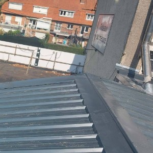 Pose d'une toiture en bac acier couleur aluminium