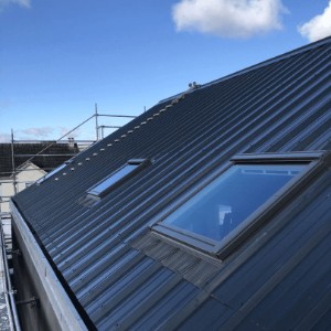 Rénovation d'un toit en bac acier isolé avec pose de velux