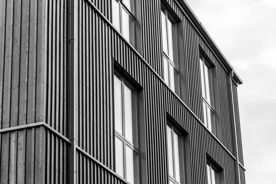Bardage métallique sur façade d'un immeuble
