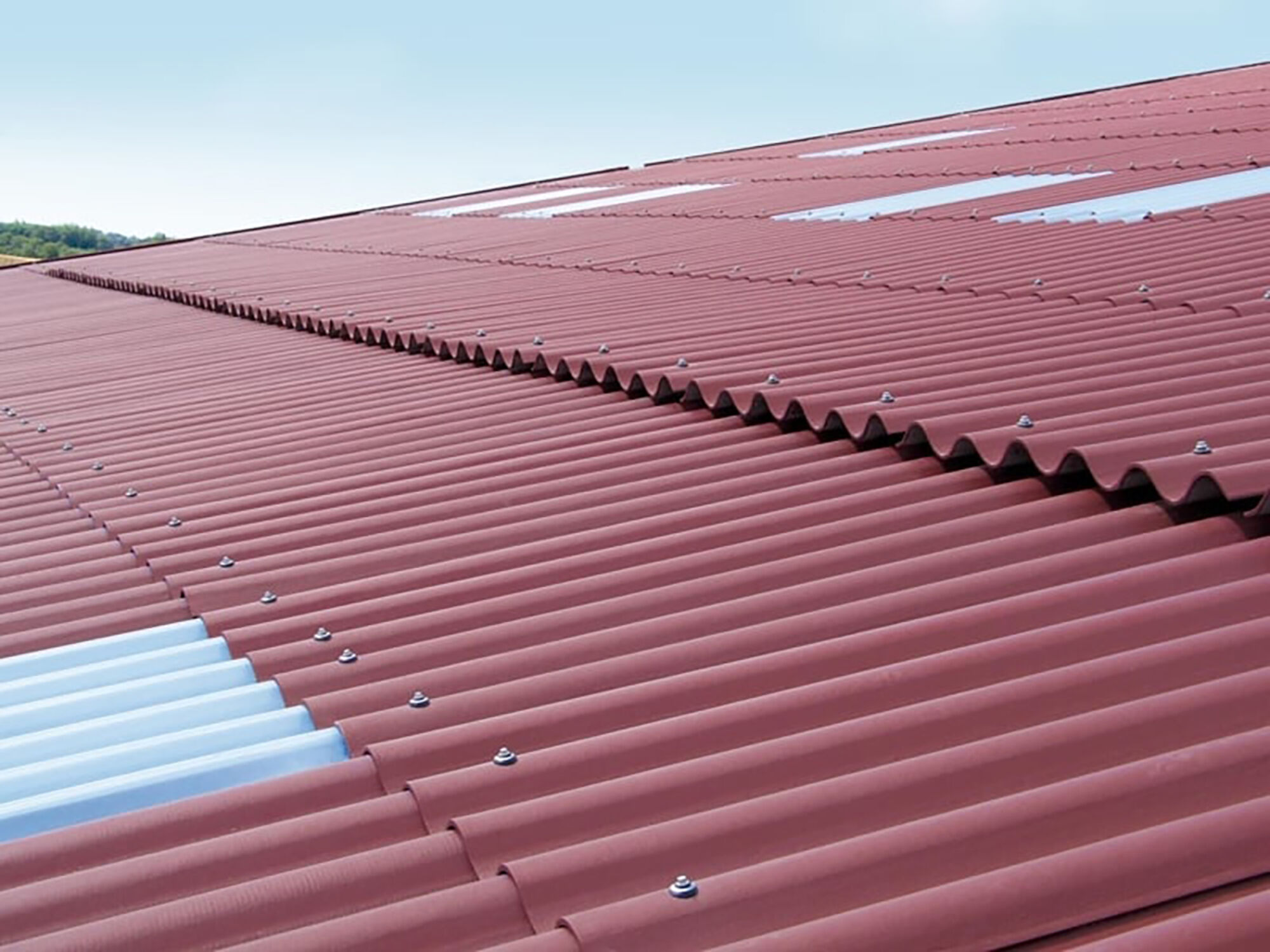 Toiture en Eternit : Guide complet (matériau, avantages, entretien et amiante)